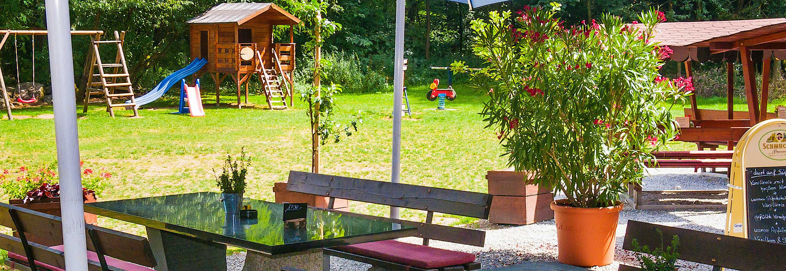 GAststätte Zum Steigkopf Wiese mit Kinderspielplatz